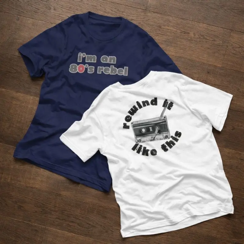 Rebel Rewind It Unisex T-Shirt på gulvet