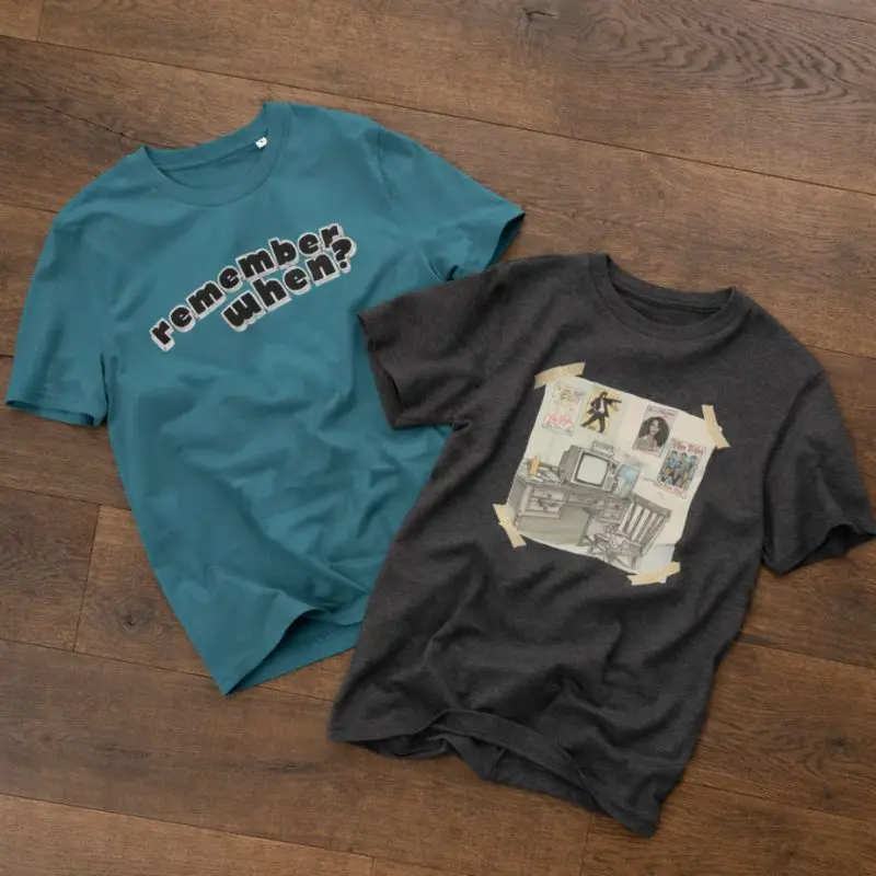 Teenroom Unisex T-Shirt på gulvet